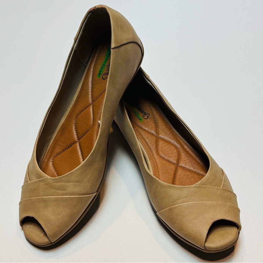 Women's 9.5 beige/Tan Peep Toe ballet flats hidden wedge Barefoot-memory foam